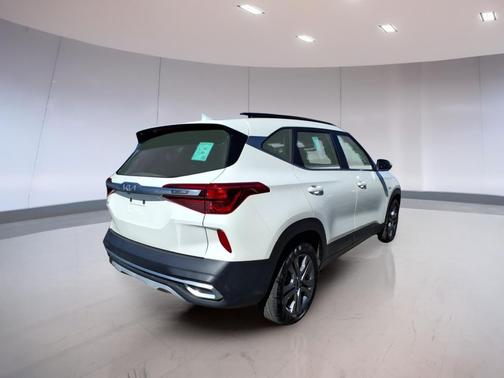 Snow White Pearl 2023 Kia Seltos S