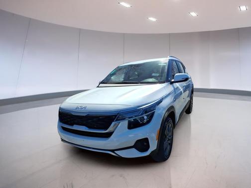 Snow White Pearl 2023 Kia Seltos S