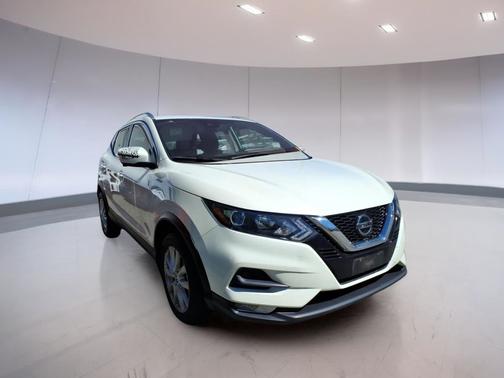 Pearl White Tricoat 2022 Nissan Rogue Sport SV