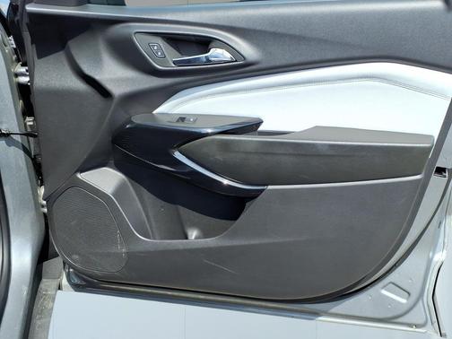 Sterling Gray Metallic 2025 Chevrolet Trax LT