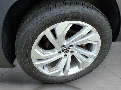 Deep Black Pearl 2022 Volkswagen Atlas 3.6L SE w/Technology