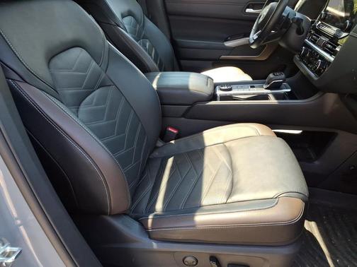 Solid Gray/Super Black 2024 Nissan Pathfinder Platinum 4WD