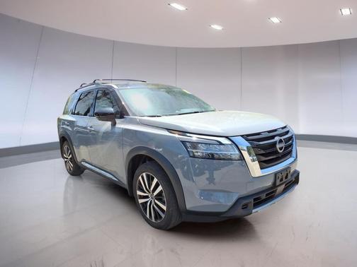 Solid Gray/Super Black 2024 Nissan Pathfinder Platinum 4WD