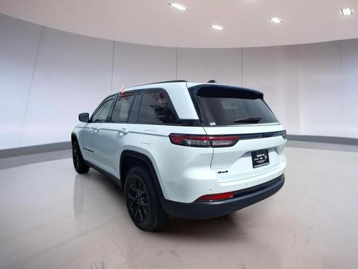 Bright White Clearcoat 2025 Jeep Grand Cherokee Altitude