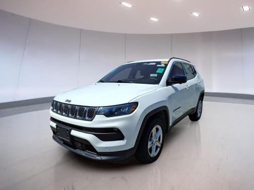 Bright White Clearcoat 2023 Jeep Compass Latitude