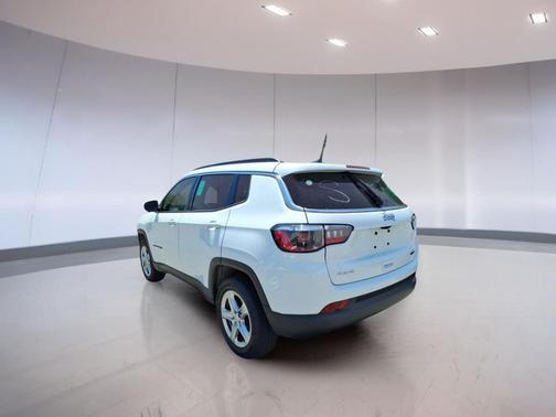 Bright White Clearcoat 2023 Jeep Compass Latitude