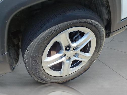 Bright White Clearcoat 2023 Jeep Compass Latitude