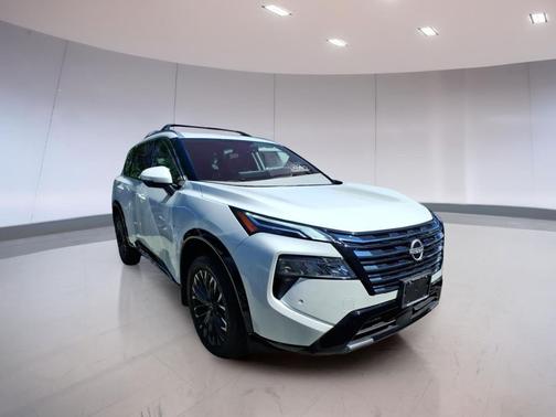 Everest White Pearl 2025 Nissan Rogue Platinum