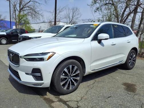 2023 Volvo XC60 B5 Plus Bright Theme