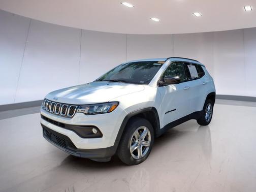 Bright White Clearcoat 2024 Jeep Compass Latitude