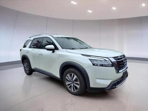 2023 Nissan Pathfinder SL 4WD