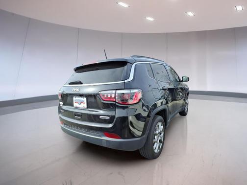 Diamond Black Crystal Pearlcoat 2022 Jeep Compass Latitude Lux