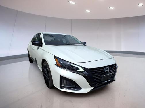 Pearl White Tricoat 2023 Nissan Altima SR FWD