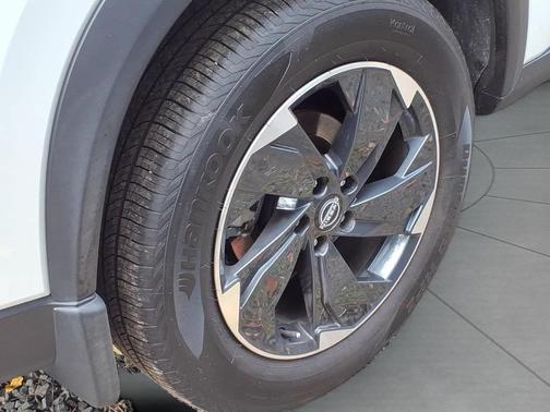 Everest White Pearl Tricoat 2026 Nissan Rogue SV