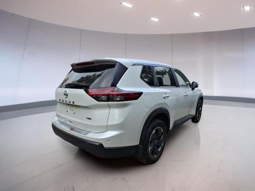 Everest White Pearl Tricoat 2026 Nissan Rogue SV