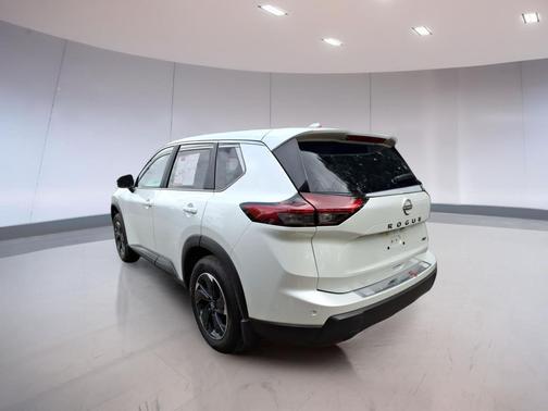 Everest White Pearl Tricoat 2026 Nissan Rogue SV