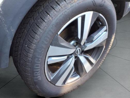 Pearl White Tricoat 2023 Nissan Rogue SL