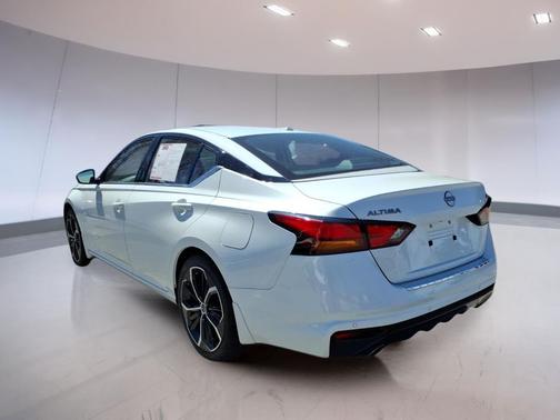 Pearl White Tricoat 2023 Nissan Altima SR FWD