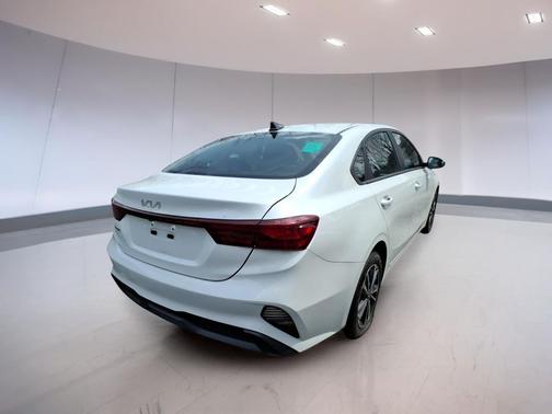 Snow White Pearl 2023 Kia Forte LXS