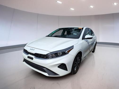 Snow White Pearl 2023 Kia Forte LXS