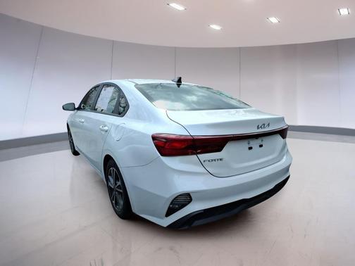 Snow White Pearl 2023 Kia Forte LXS