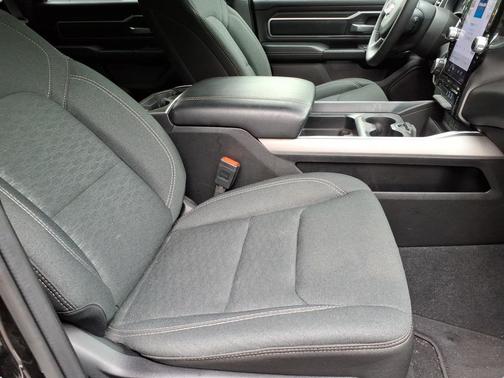 Diamond Black Crystal Pearlcoat 2025 RAM 1500 Big Horn/Lone Star