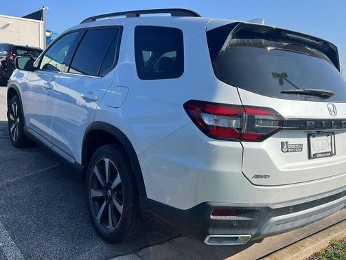 Platinum White Pearl 2024 Honda Pilot Touring 8-Passenger
