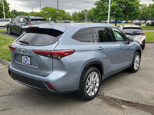 Moon Dust 2023 Toyota Highlander Hybrid Limited