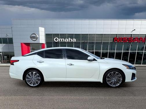White 2024 Nissan Altima 2.5 SL
