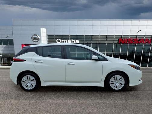 Glacier White 2024 Nissan Leaf S