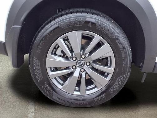 White 2024 Nissan Pathfinder SV