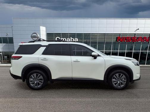 White 2024 Nissan Pathfinder SV
