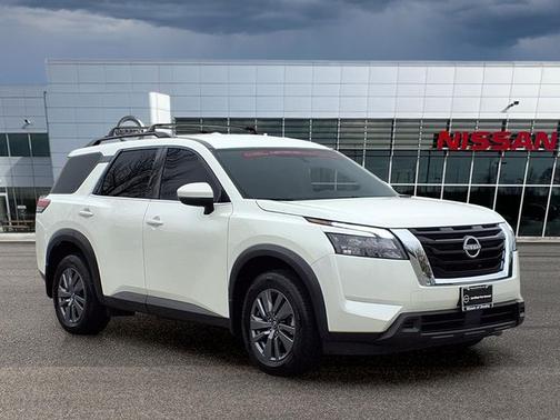 White 2024 Nissan Pathfinder SV