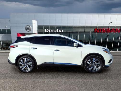 White 2017 Nissan Murano Platinum
