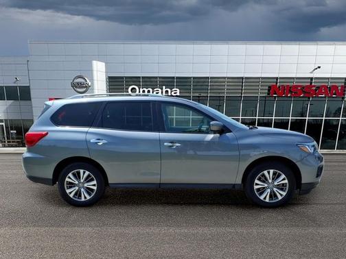 Gun Metallic 2019 Nissan Pathfinder SL