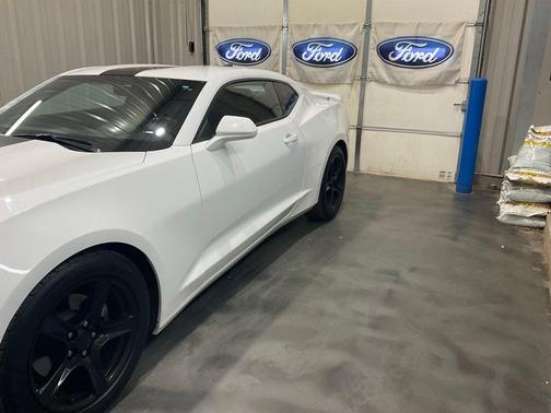 Summit White 2017 Chevrolet Camaro 1LT