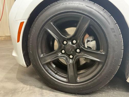 Summit White 2017 Chevrolet Camaro 1LT