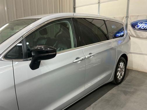 2024 Chrysler Pacifica Touring-L