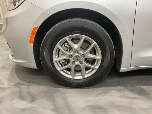 2024 Chrysler Pacifica Touring-L