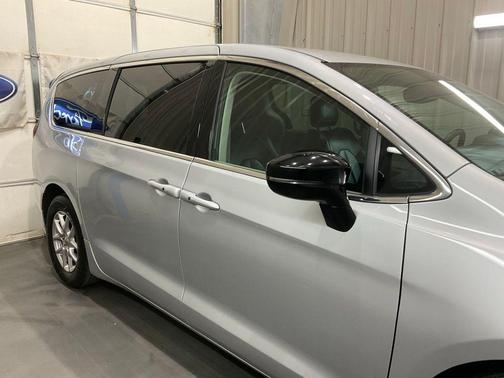 2024 Chrysler Pacifica Touring-L