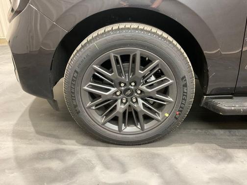 Dark Matter Gray Metallic 2026 Ford Expedition Max Platinum