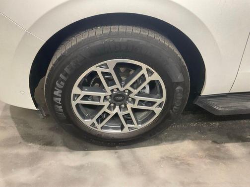 White Metallic 2025 Ford Expedition Active