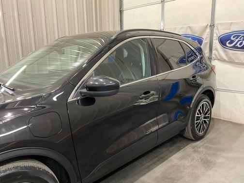 2022 Ford Escape PHEV Titanium