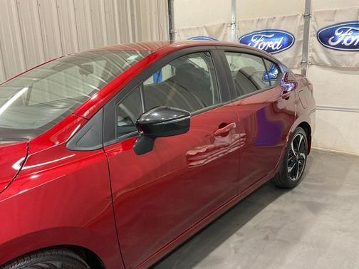 Scarlet Ember 2024 Nissan Versa 1.6 SR