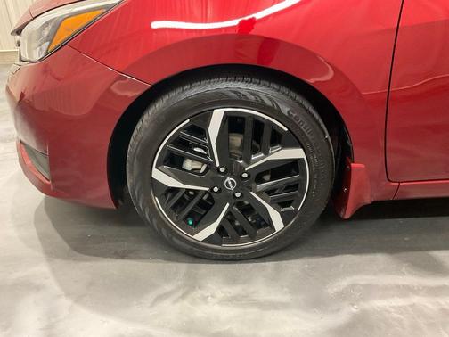 Scarlet Ember 2024 Nissan Versa 1.6 SR