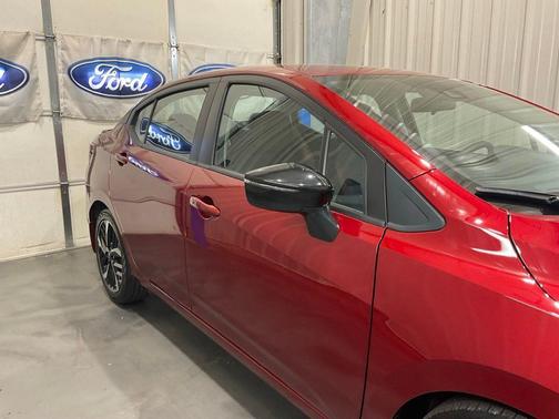 Scarlet Ember 2024 Nissan Versa 1.6 SR