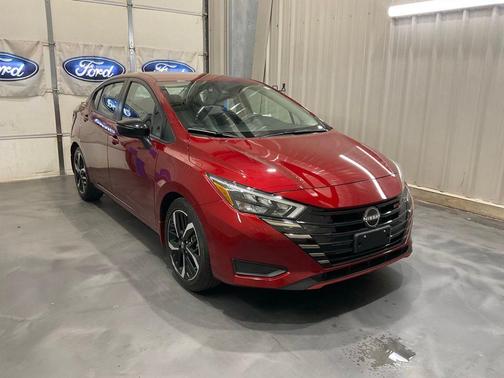 Scarlet Ember 2024 Nissan Versa 1.6 SR