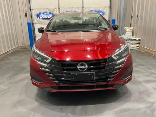 Scarlet Ember 2024 Nissan Versa 1.6 SR