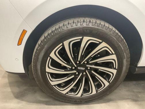 Crystal White 2025 Lincoln Navigator Black Label