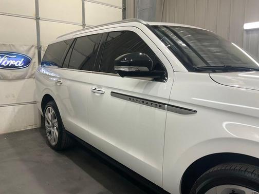 White Metallic 2025 Lincoln Navigator Reserve